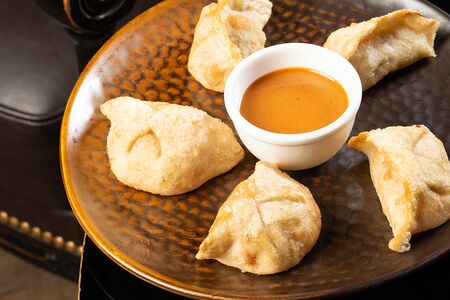 Жареные вонтоны с морепродуктами и соусом том ям