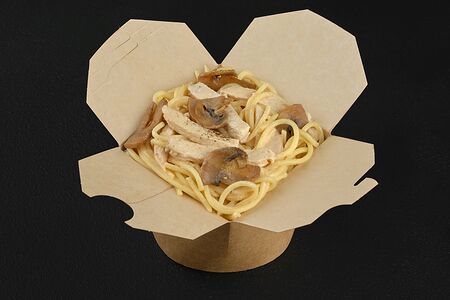 Спагетти с курицей и грибами