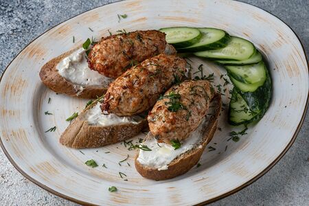 Котлеты из индейки с малосольными огурцами