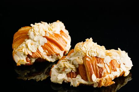 Круассан с миндалём