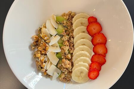 Йогуртовый боул с фруктами и гранолой