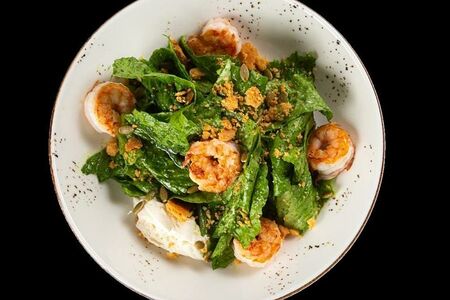 Салат Ромейн с пармезаном и креветками