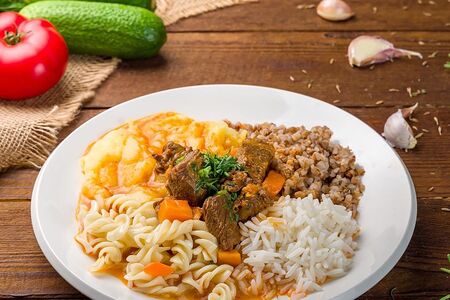 Гуляш с гарниром