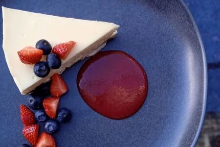 Чизкейк с малиновым соусом и ягодами