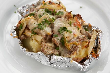 Печеная картошка с телятиной и беконом