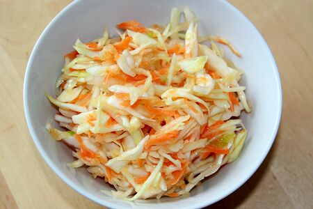 Салат из свежей капусты с морковкой