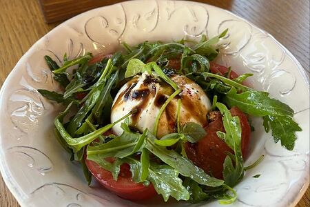 Буррата с томатами