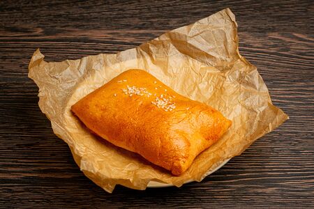 Пирожок с курицей и грибами