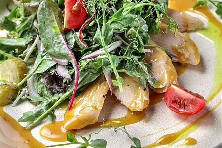 Куриная грудка в медово-горчичном соусе с салатом и корнишонами