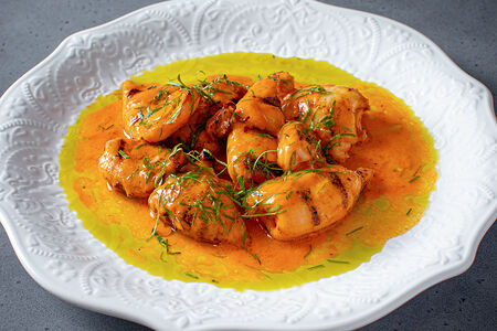 Мини-кальмары на гриле с оливками и чили