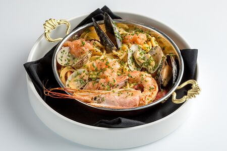 Спагетти с лангустинами, мидиями, вонголе и тартаром из лосося