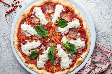 Пицца с беконом и страчателлой