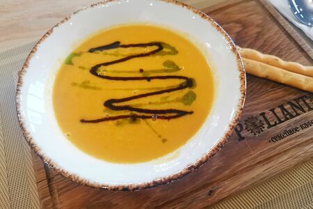 Крем-суп из копченого лосося