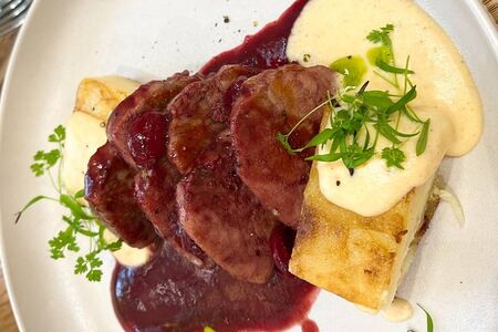 Карбонад cвинoй с соусом из вишни на красном вине и картофельный террин