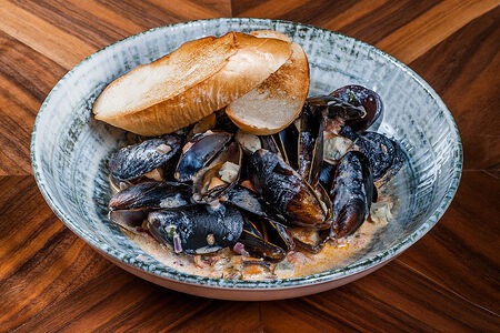 Запеченные мидии с соусом на выбор