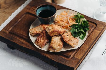 Шашлык из белуги с соусом из граната на тонком лаваше