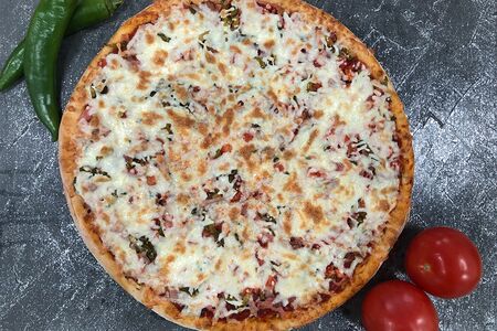 Пицца Везувий острая на красном соусе