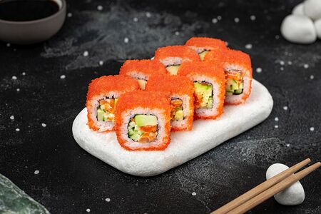Ролл Калифорния с лососем