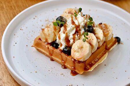 Вафли с бананом и солёной карамелью