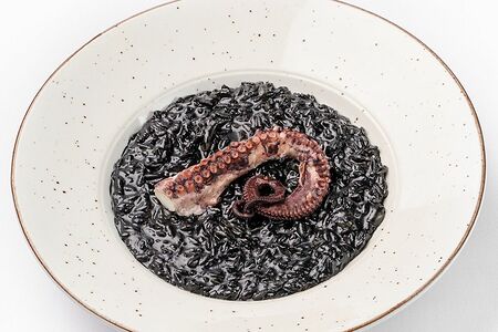 Черное ризотто с дарами моря