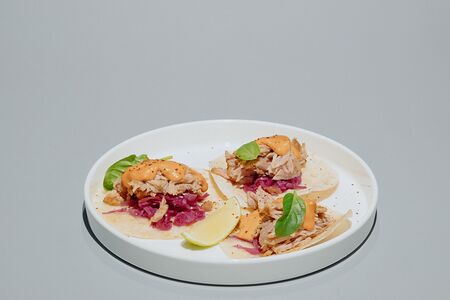 Тако со свининой, коу слоу и чипотлом