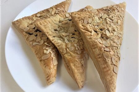 Слойка с вишней