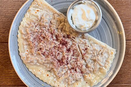 Кутаб с зеленью и сыром