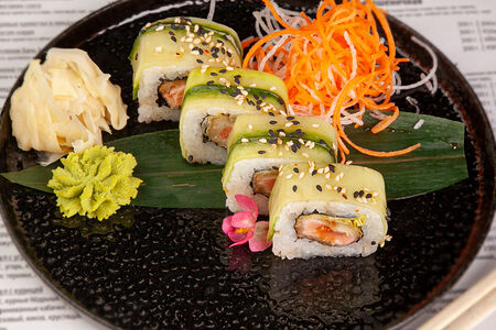 Ролл Саке фрай в огурце