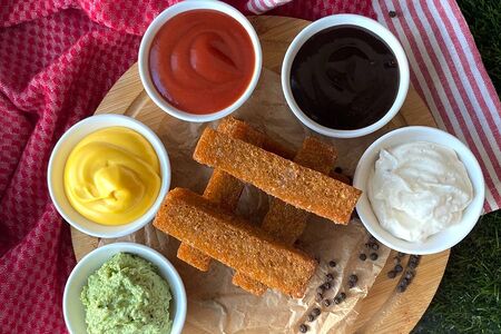 Гренки чесночные и соус цезарь