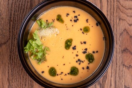 Крем-суп из кореньев с соусом песто