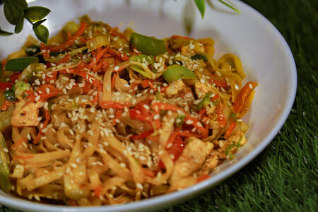 Wok с лапшой удон курица