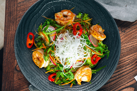 Азиатский салат с креветками