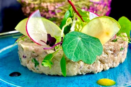 Форшмак из сельди с ломтиками хрустящего хлеба