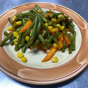 Стручковая фасоль с овощами