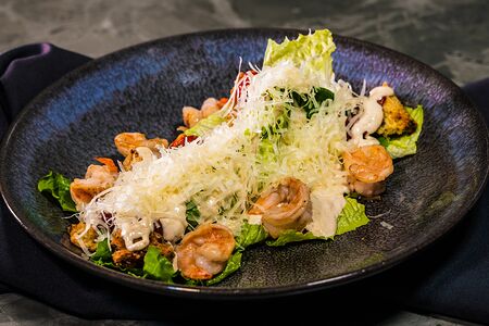 Цезарь с анчоусным соусом и креветками