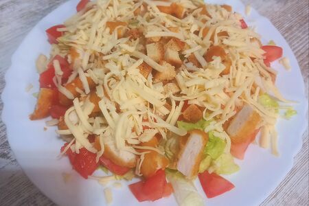 Салат цезарь с нагетсами