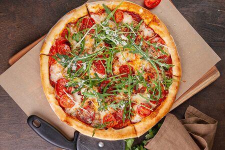 Классическая пицца с пепперони, тунцом и томатами