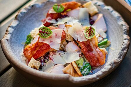 С цыпленком, крутонами из чиабатты и соусом Цезарь