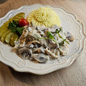 Бефстроганов с картофельным пюре