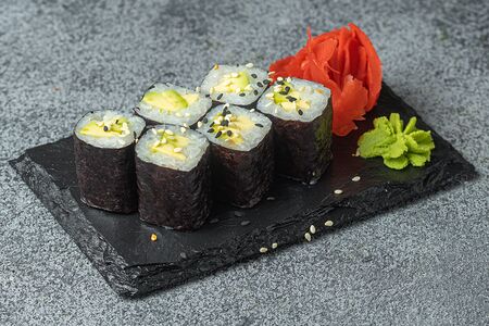 Ролл с авокадо