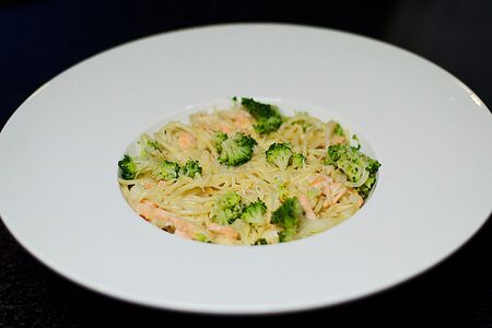 Паста с лососем и брокколи в сливочном соусе