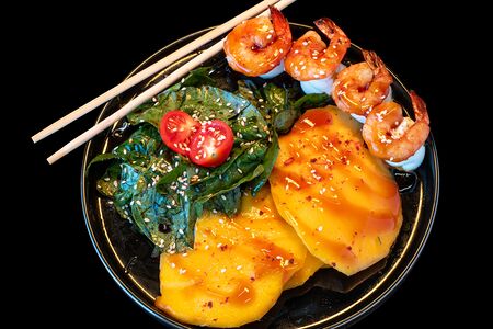 Салат Свежий шпинат с манго и креветками