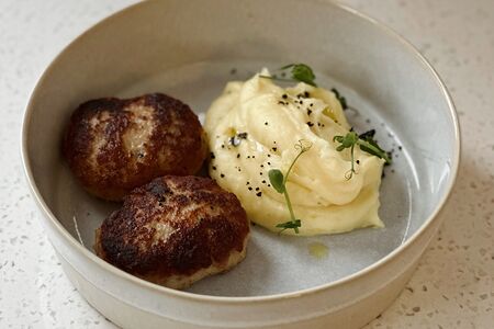 Куриные котлеты с картофельным пюре