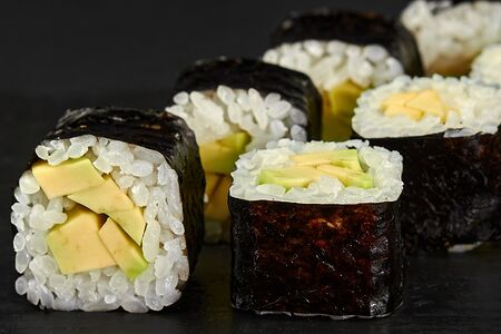 Маки с авокадо