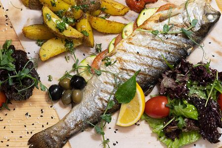 Форель, запеченная с овощами