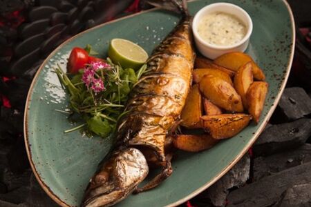 Скумбрия, запечённая с травами и золотистым картофелем