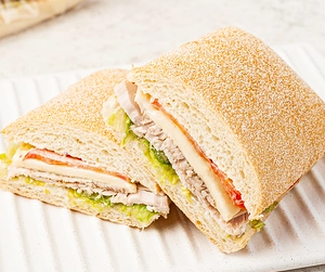 Чиабатта с курицей су-вид, беконом и манговым карри