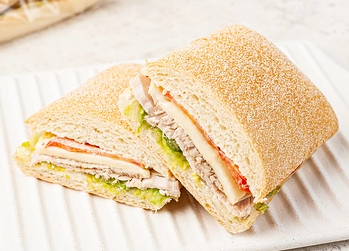 Чиабатта с курицей су-вид, беконом и манговым карри