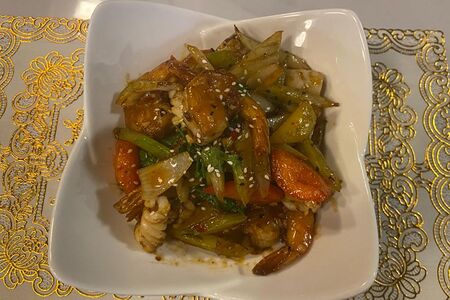 Кальмар с креветками и овощами