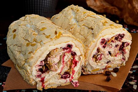 Меренговый рулет с вишней